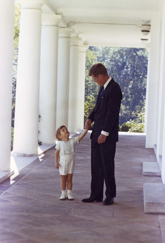 El presidente JFK coge de la mano a su hijo John F. Kennedy Jr. en la columnata de la Casa Blanca, en octubre del1963