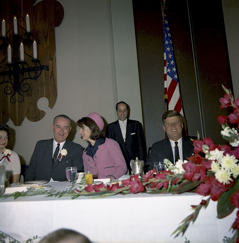 El presidente estadounidense John F. Kennedy y Jacqueline Kennedy desayunan en el Hotel Texas en Fort Worth,Texas, el 22 de noviembre de1963, con el vicepresidente Lyndon Johnson y su mujer