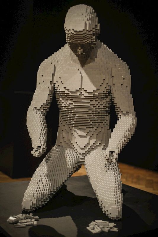 Imagen de una escultura realizada con piezas lego titulada "Manos".