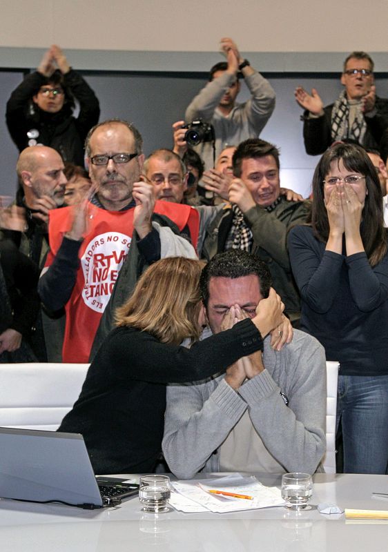 Los trabajadores lloran y se abrazan en el momento que se ha producido el corte en directo.