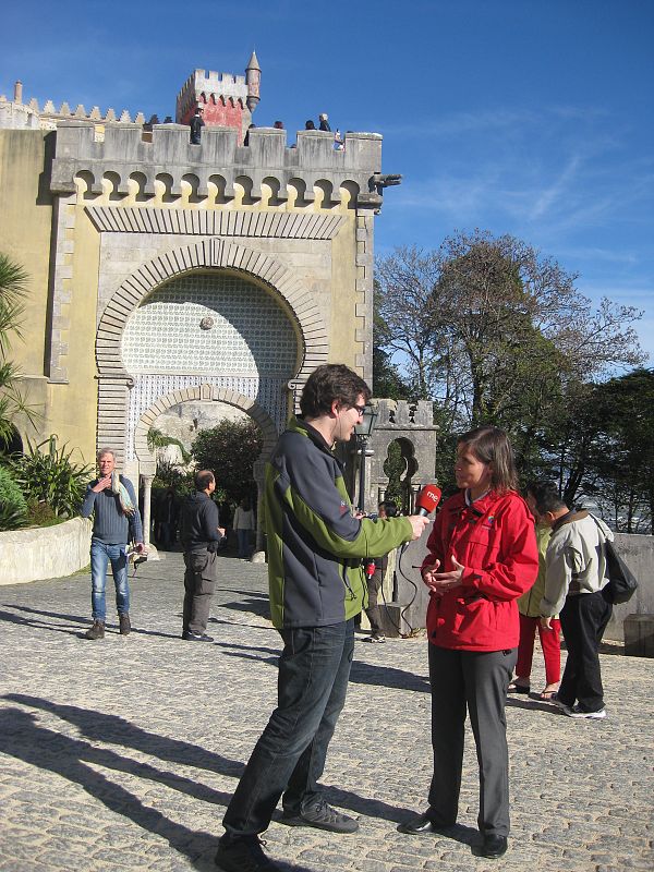 Álvaro Soto y Carla Ventura junto a la puerta del Palacio da Pena (Sintra)