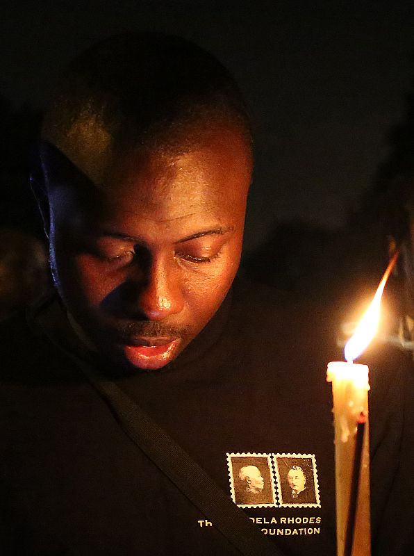 Un ciudadano reza en memoria del difunto Nelson Mandela, frente a la casa en la que ha fallecido en Johannesburgo