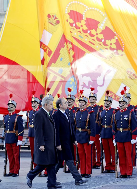 Los presidentes del Congreso y Senado presiden el acto de izado de la bandera