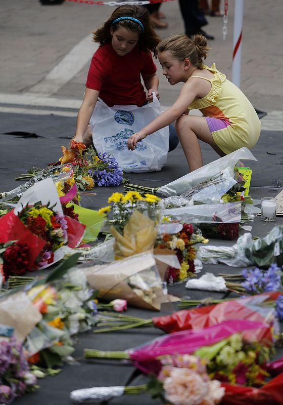 Varias niñas depositan flores por la muerte de Mandela en Johannesburgo