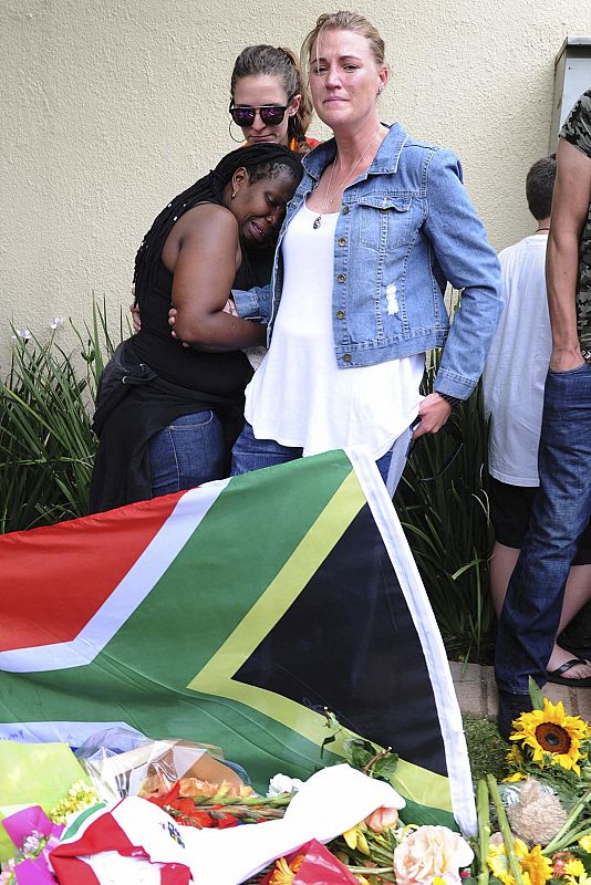 Varias mujeres lloran la muerte de Nelson Mandela en Johannesburgo