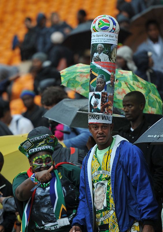 Algunas de las miles de personas que han acudido al funeral de Nelson Mandela