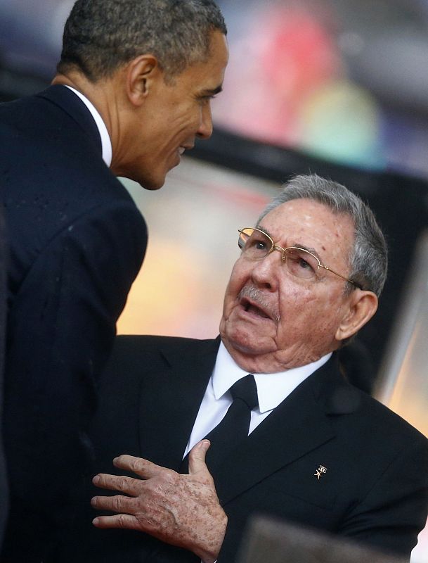 Obama y Castro se saludan en el funeral por Mandela