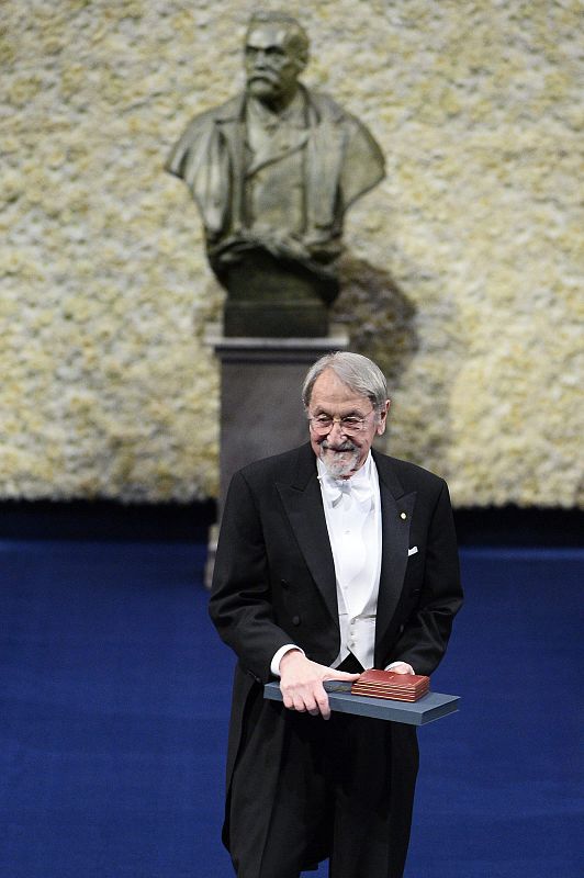 Martin Karplus holds his Nobel Prize in Chemistry during the 2013 Nobel Prize award ceremony in Stockholm