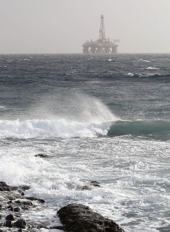 Una plataforma petrolífera en pruebas fondeada en Las Palmas de Gran Canaria