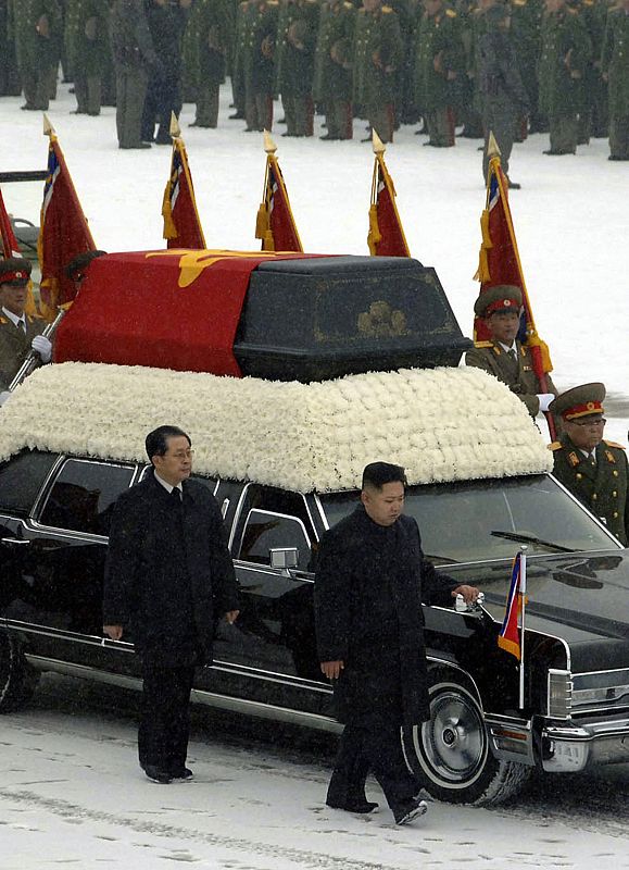 El dirigente estaba considerado como un verdadero poder en la sombra, a Jang Song Thaek se le atribuye el acceso al poder del joven Kim Jong tras la muerte de su padre. En la imagen, ambos acompañan la comitiva fúnebre de Kim Jong - Il hace dos años.