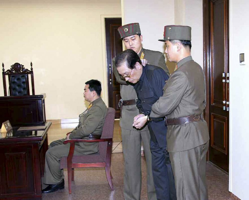 El antiguo número dos de Corea del Norte y tio del líder Kim Jong-un, Jang Song-thaek, ante el tribunal militar que le ha condenado a muerte.