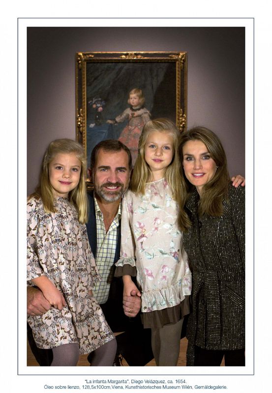 Foto de los príncipes de Asturias y sus hijas en su felicitación para la Navidad de 2013.