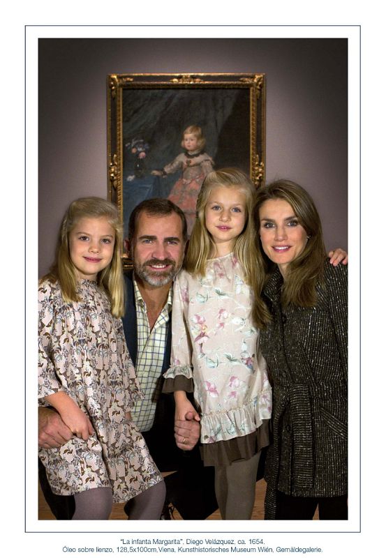 Foto de los príncipes de Asturias y sus hijas en su felicitación para la Navidad de 2013.