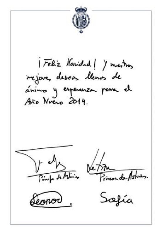 En el texto, los príncipes y sus hijas, las infantas Leonor y Sofía, transmiten sus "mejores deseos de ánimo y esperanza para el Año Nuevo 2014".