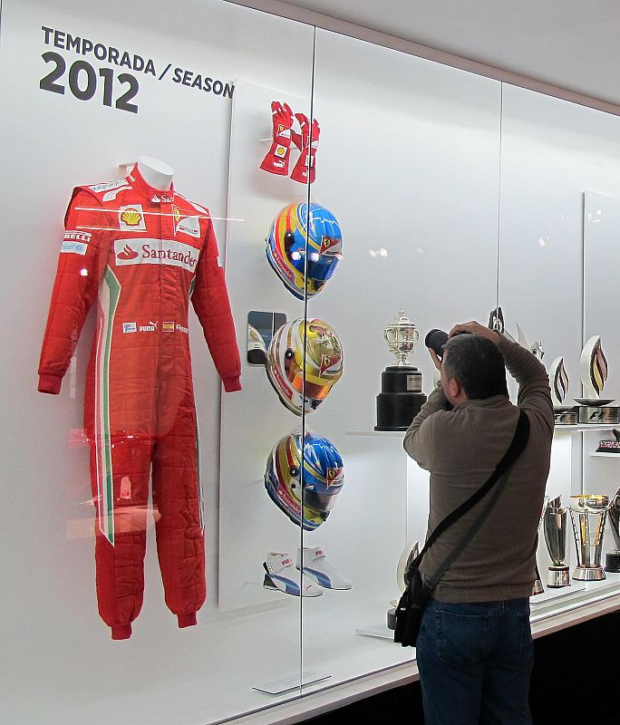 Un aficionado haciendo una foto al casco y a los guantes de Fernando.