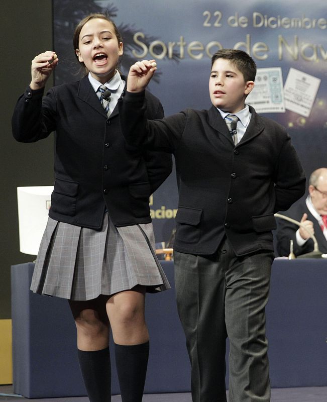 Los niños de San Ildefonso Juan Ismael Acosta y Yassin Akrouh muestran las bolas del número y premio de uno de los dos cuartos premios, el 67.065