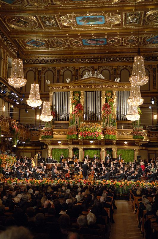 La Sala Dorada no solo brilla por su arquitectura sino por todo el adorno floral que se encarga solo para esta gran cita.