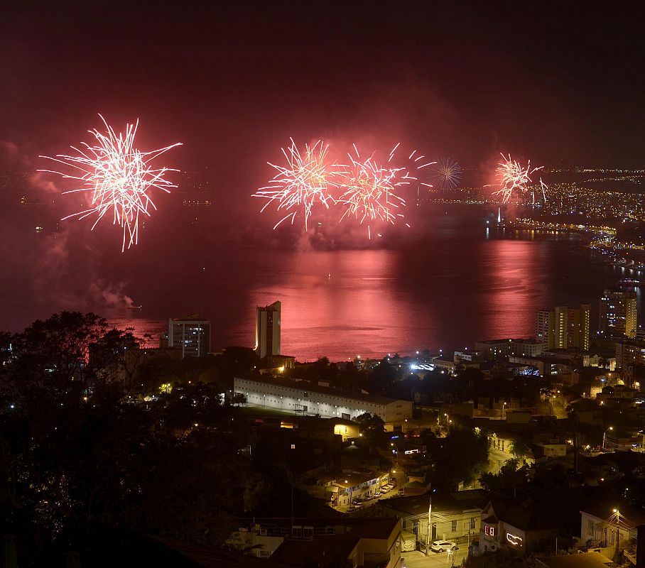 Vista de la bahía de la ciudad de Valparaíso durante los fuegos artificiales para celebrar la llegada del Año Nuevo