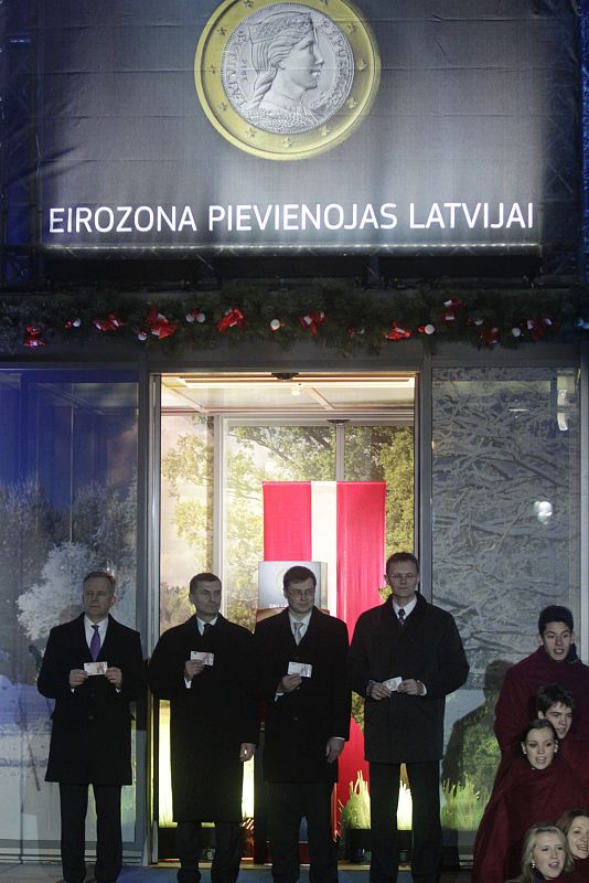 Los máximos dirigentes letones, en la ceremonia de celebración por la entrada del país en el euro