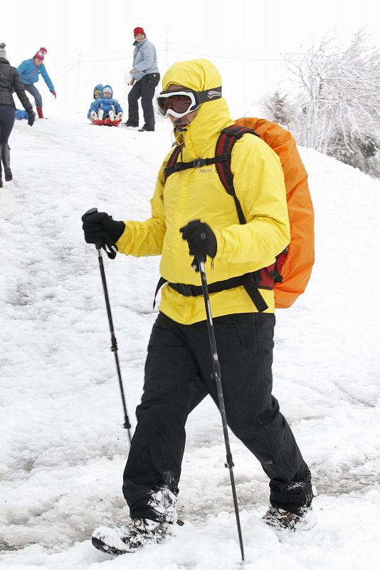 Un peregrino camina por la nieve en O Cebreiro (Lugo).