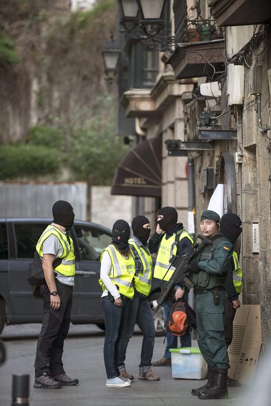 OCHO DETENIDOS EN LA OPERACIÓN CONTRA EL GRUPO DE ENLACE CON PRESOS DE ETA