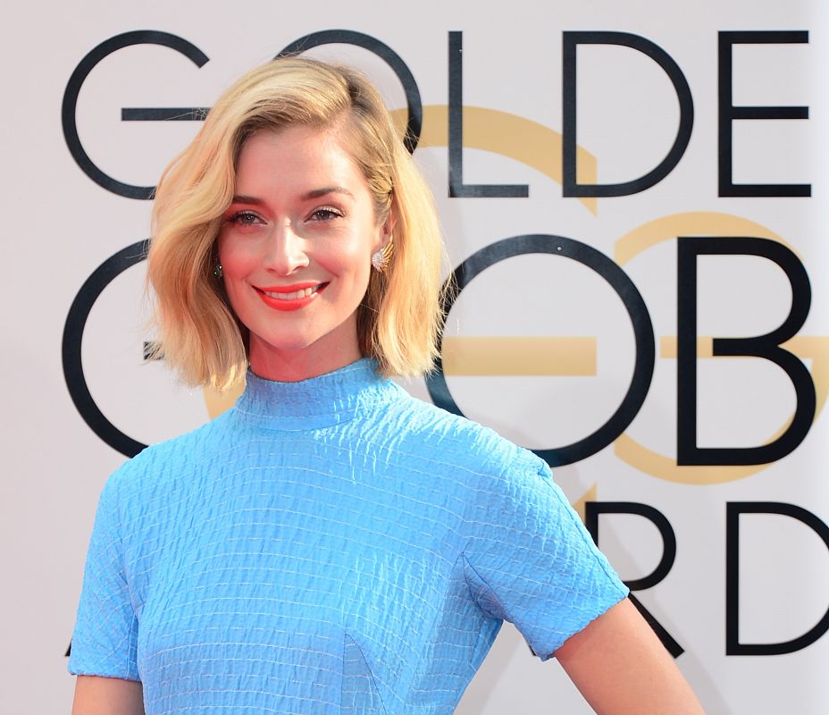 La actriz y cineasta Caitlin FitzGerald  en la alfombra roja de los Globos de Oro.