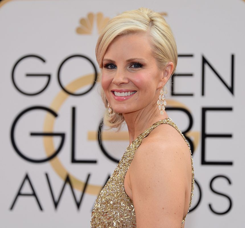 Monica Potter hace aparición en la alfombra roja de la 71 edición de los Globos de Oro.