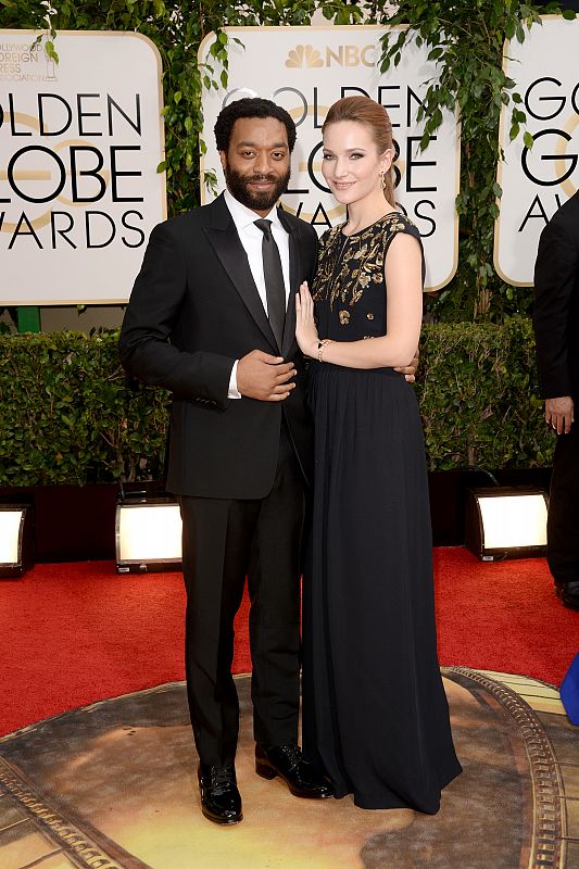 Chiwetel Ejiofor y Sari Mercer en la llegada a los Globos de Oro.