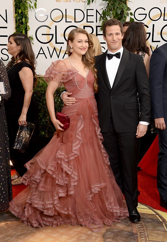 La cantante Joanna Newsom y el actor Andy Samberg en la alfombra roja