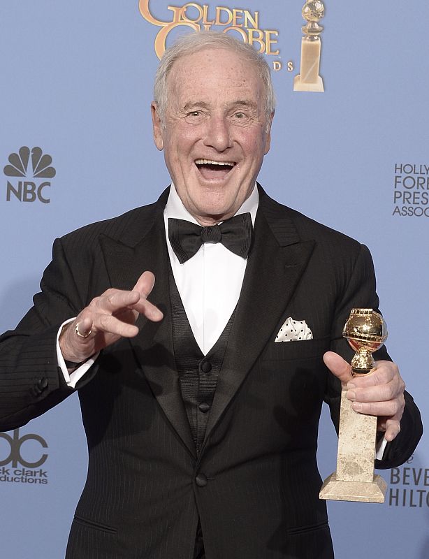 El productor Jerry Weintraub posa con el premio a mejor miniserie o telefilme por 'Behind the Candelabra'.El productor Jerry Weintraub posa con el premio a mejor miniserie o telefilme por 'Behind the Candelabra'.