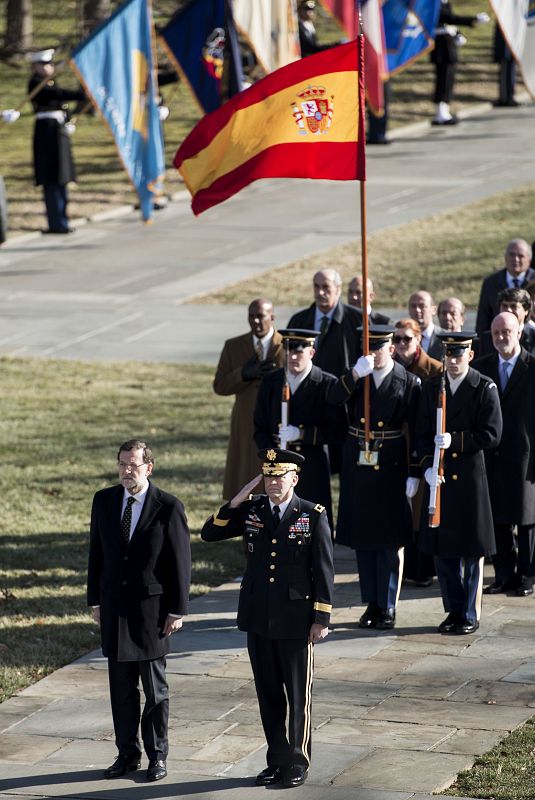 Mariano Rajoy, en la tumba al soldado desconocido en el Cementerio Nacional de Arlington, escucha los himnos español y estadounidense.