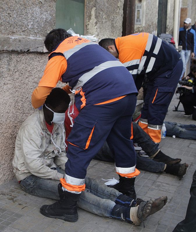 AL MENOS 60 INMIGRANTES ENTRAN EN MELILLA EN UN ASALTO MASIVO A LA VALLA