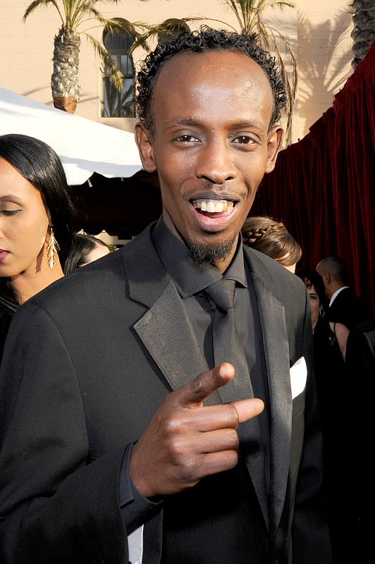 El actor de origen somalí Barkhad Abdi posa en su llegada a los Screen Actors Guild Awards en el Shrine Auditorium en Los Angeles, California