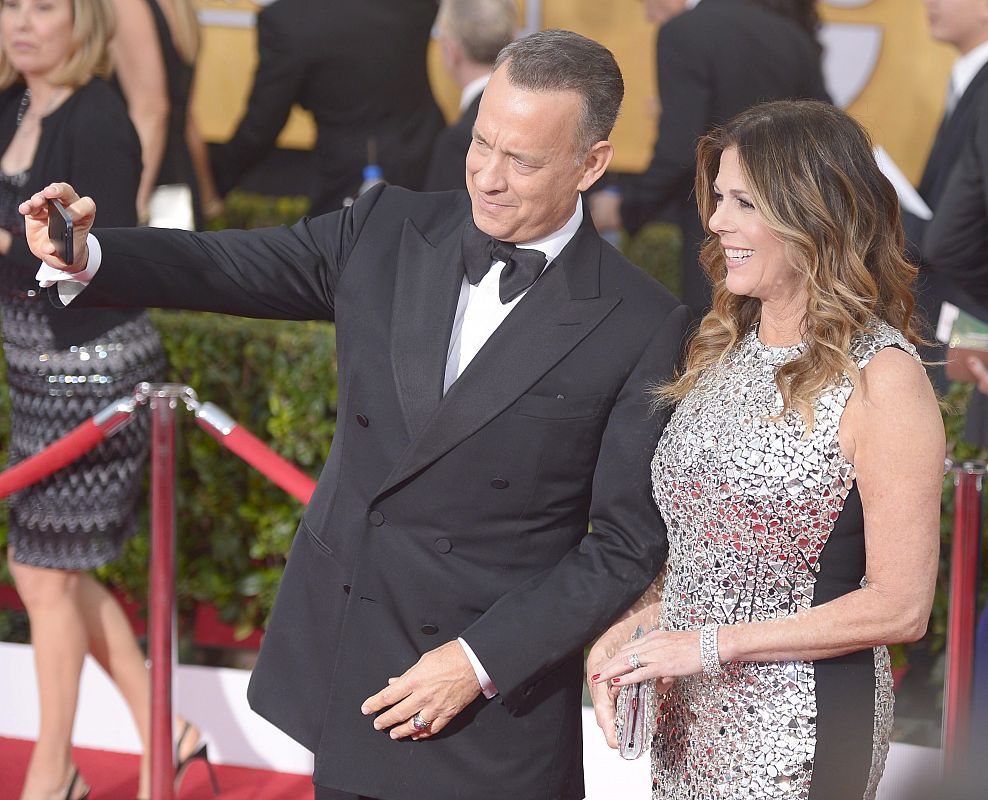 El actor Tom Hanks se hace una 'selfie' (una foto a sí mismo) con su esposa Rita Wilson en la alfombra roja de los premios del Sindicato de Actores 2014