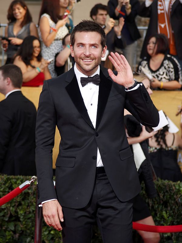 El actor Bradley Cooper saluda en la alfombra roja de la 20ª edición de los premios del Sindicato de Actores de EE.UU. en Los Angeles, California