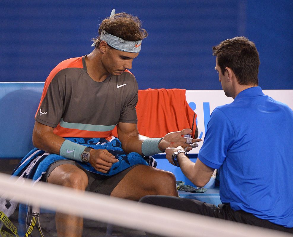 Nadal recibe curas en su mano izquierda