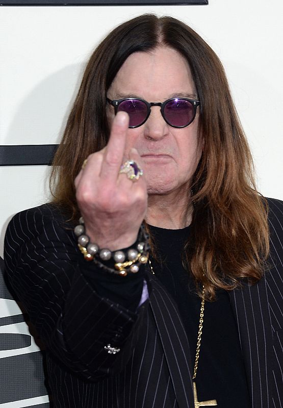 El cantante Ozzy Osbourne saluda irrespetuosamente a la cámara en la 56 edición de los Grammy.