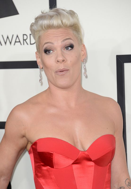 La cantante Pink en la alfombra roja de los Grammy 2014.