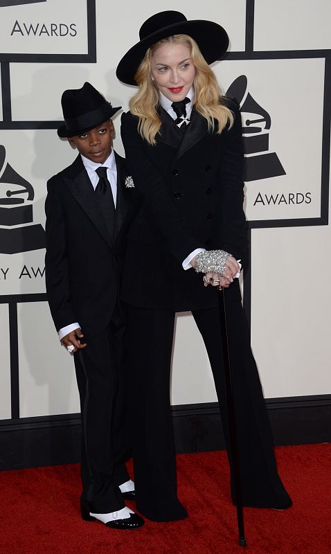 Madonna posa en la alfombra roja con David Banda a su llegada a la ceremonia de los Grammy en el Staples Center de Los Angeles.