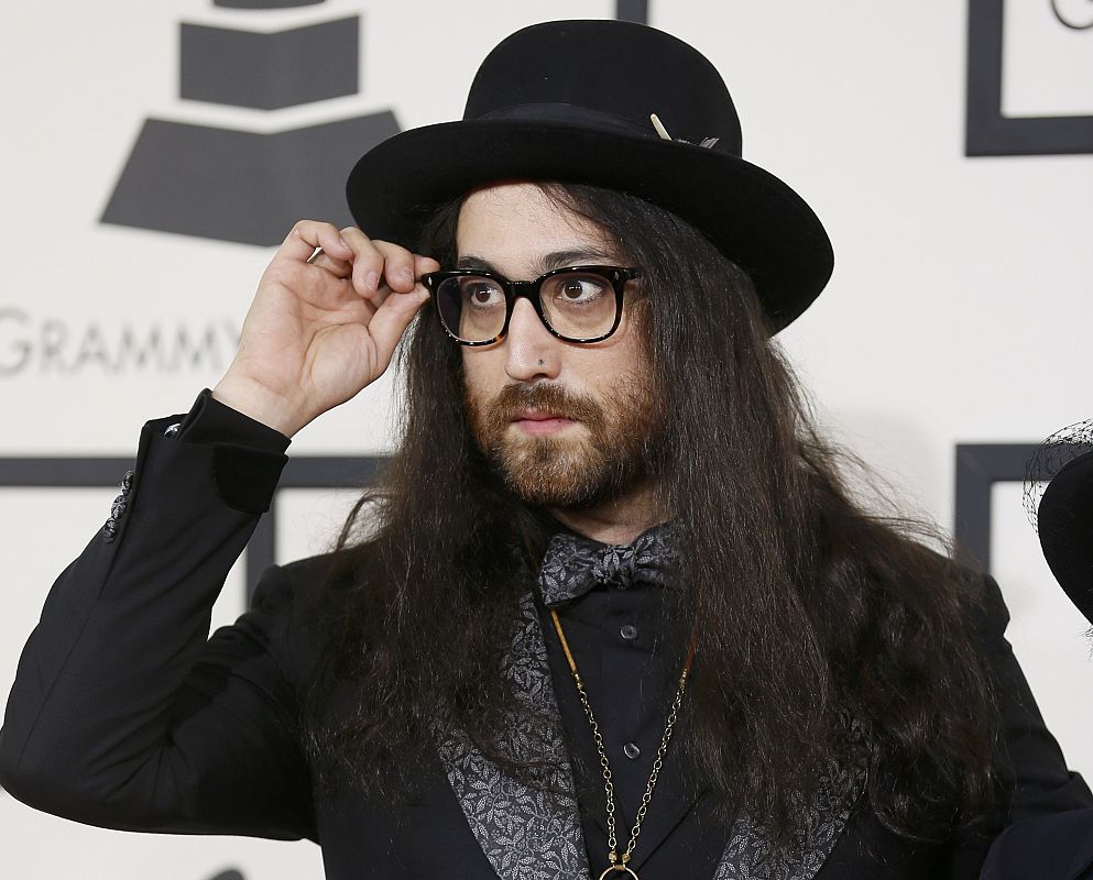 Sean Lennon en la alfombra roja de los Grammy 2014.