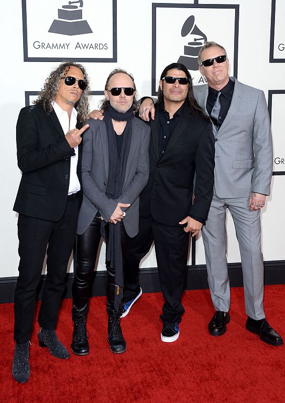 Los componentes de Metallica en la alfombra roja de los Grammy.