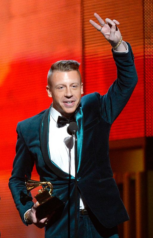 Macklemore recibe el premio a artista revelación en la 56 edición de los Grammy en Los Ángeles.