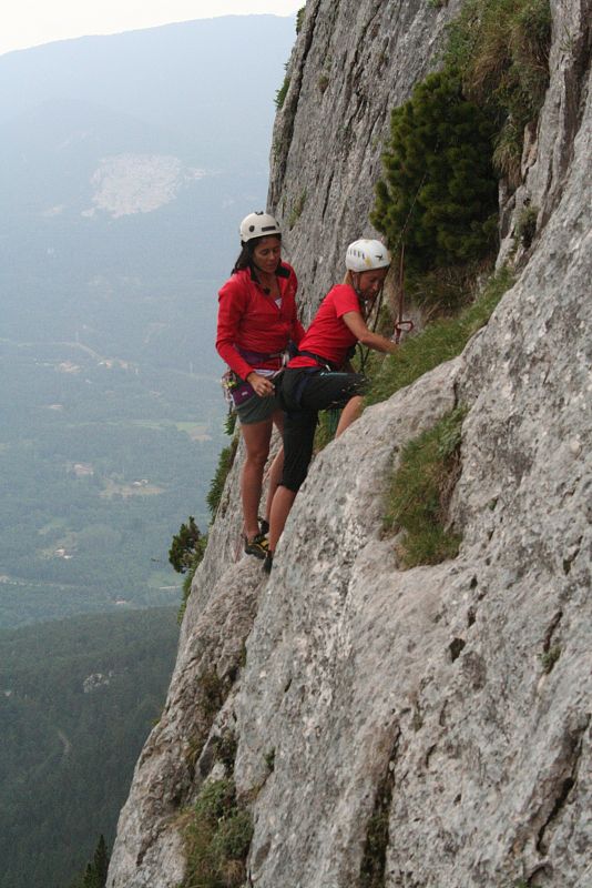 Edurne supervisa la difícil escalda que ha decido afrontar Gemma