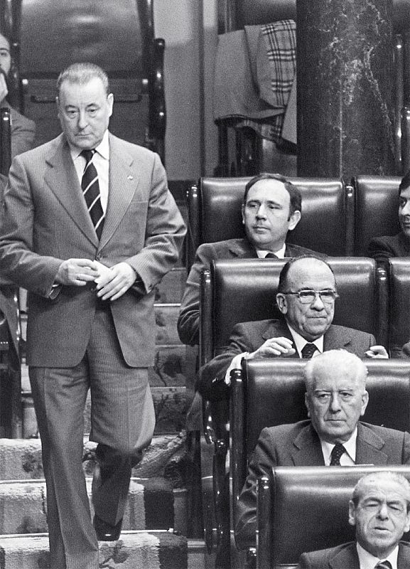Blas Piñar (Fuerza Nueva), en el Congreso, pasando junto a Santiago Carrillo (PCE) en una imagen de marzo de 1979.