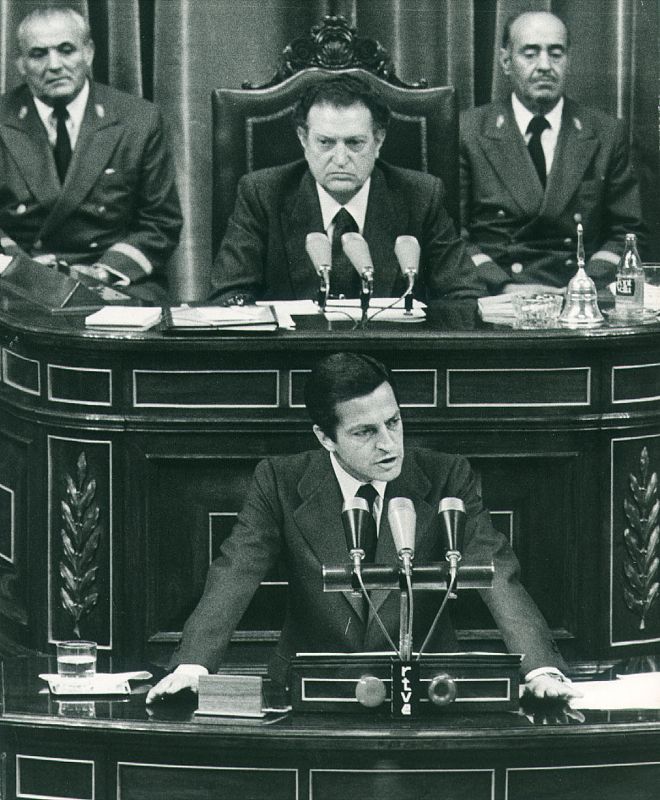 Adolfo Suárez en la tribuna de oradores del Congreso de los Diputados