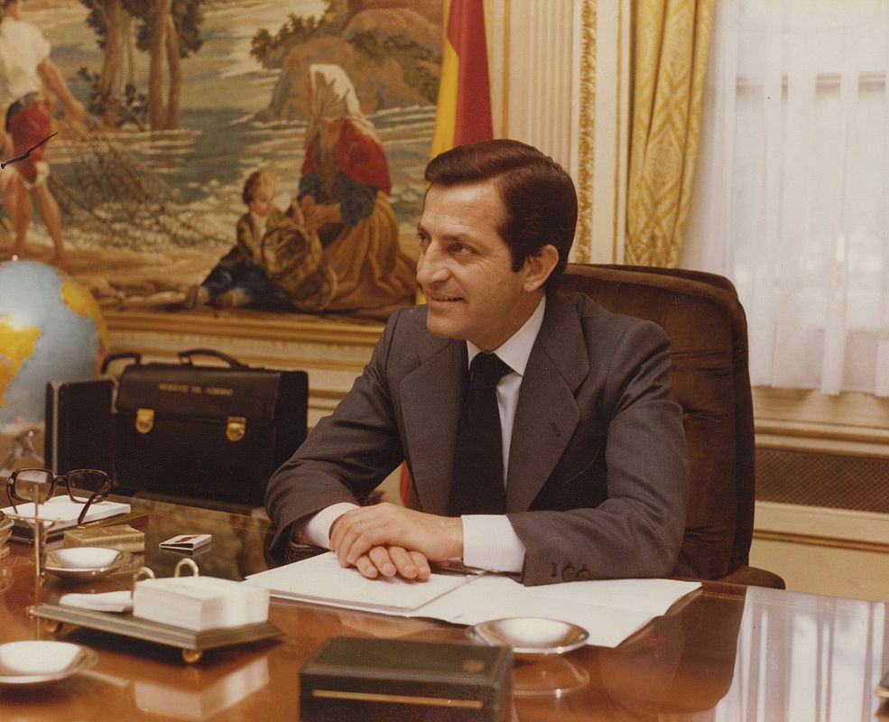 Adolfo Suárez en su despacho