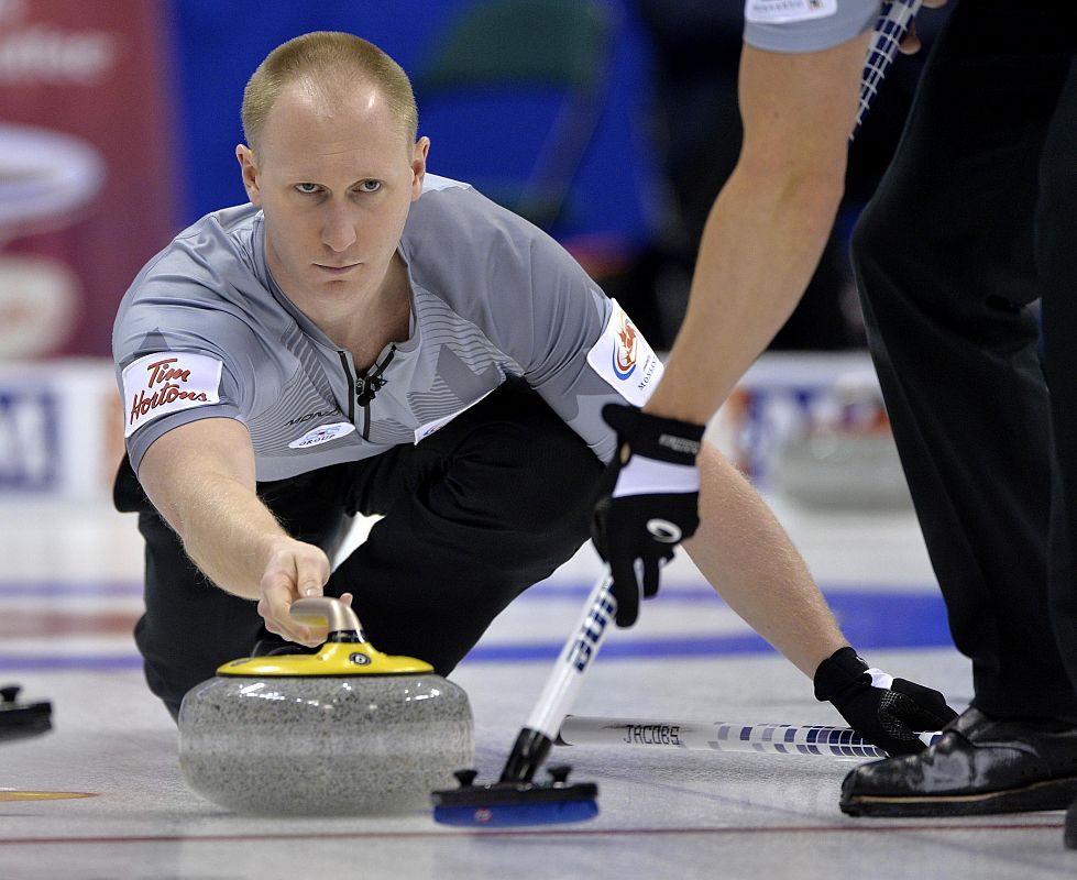 El jugador canadiense de curling Brad Jacobs