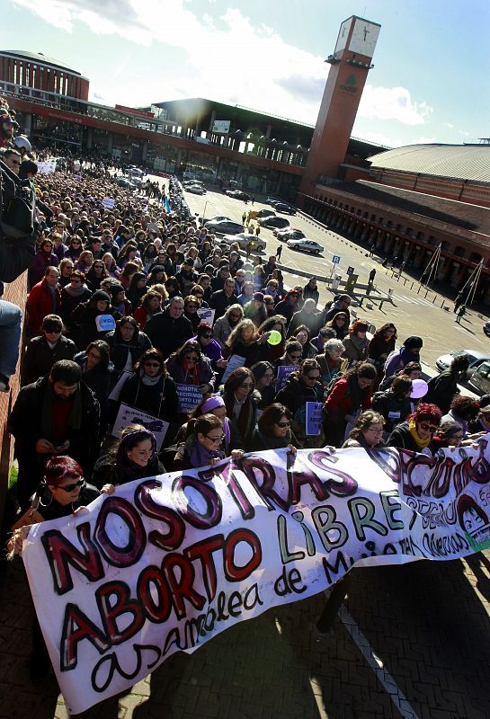 Los manifestantes han gritado "Gallardón dimisión", en alusión al ministro de Justicia y han portado pancartas con lemas como "Decidir nos hace libres".