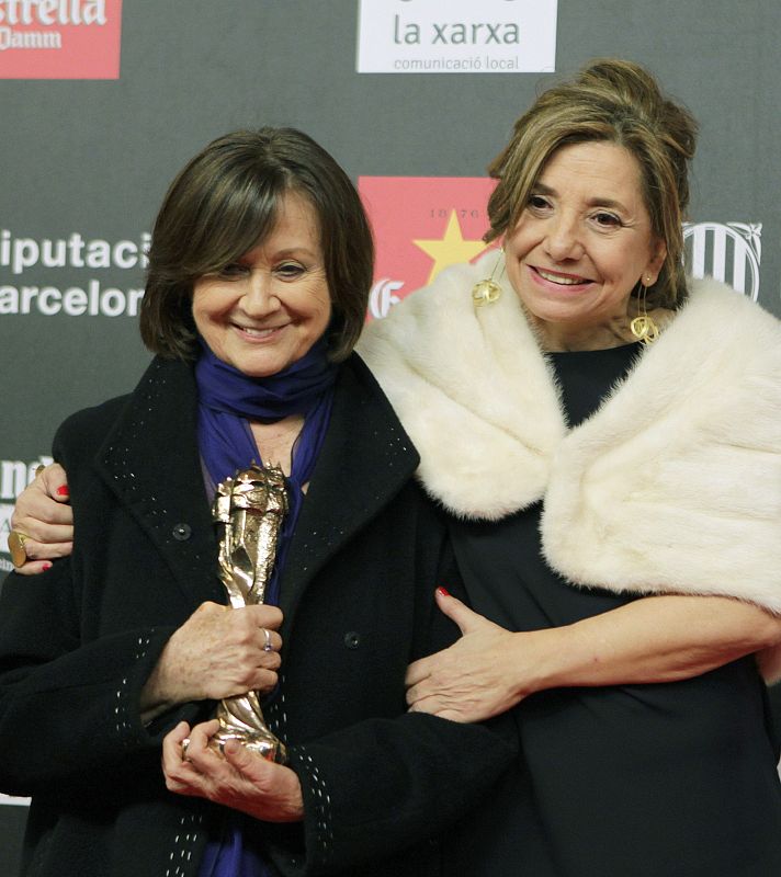 La actriz Julieta Serrano posa con el premio Gaudí de Honor junto a la presidenta de la Academia del cine catalán, Isona Pasola.