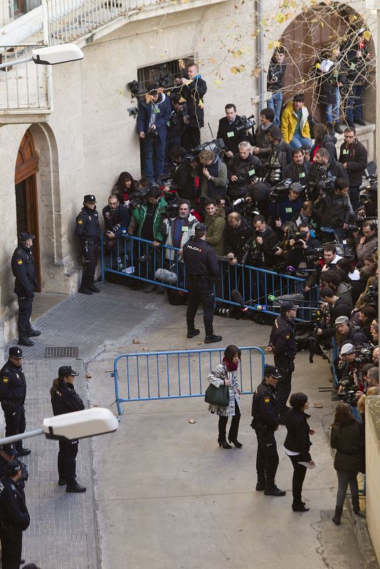 Decenas de periodistas esperando la llegada de la Infanta Cristina a los juzgados de instrucción de la capital balear.